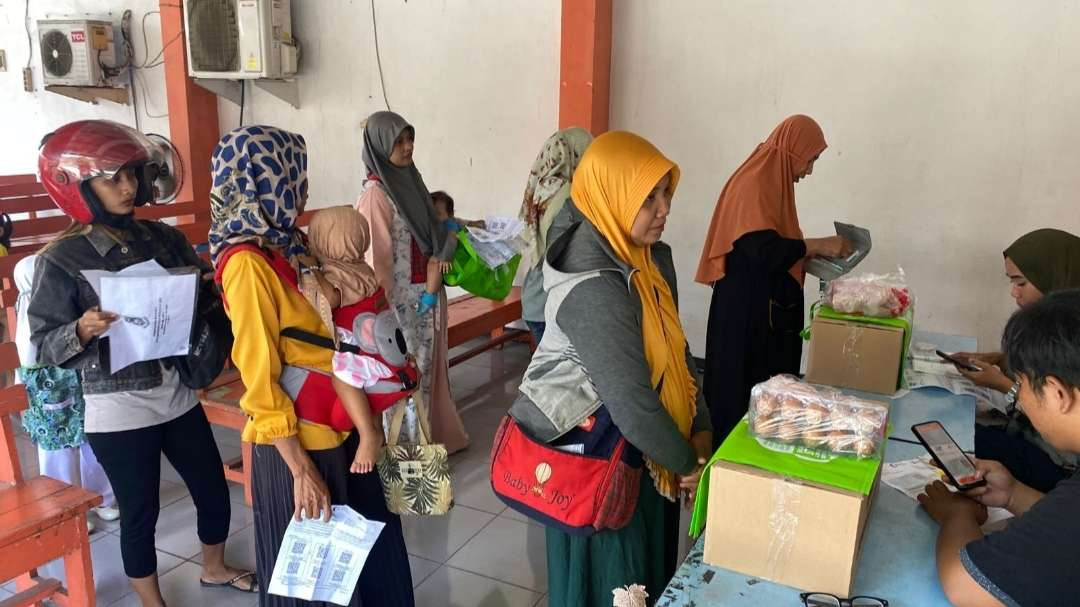 Keluarga risiko stunting menerima bantuan di kantor pos Indonesia cabang Mojokerto.(Foto Deni Lukmantara/Ngopibareng)