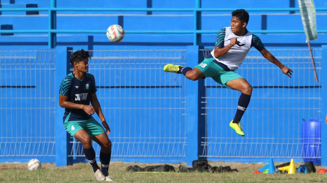 Pesepakbola Jatim melakukan latihan di Stadion Mini Lambhuk, Banda Aceh, Kamis 12 September 2024. (Foto: Fariz Yarbo/Ngopibareng.id)