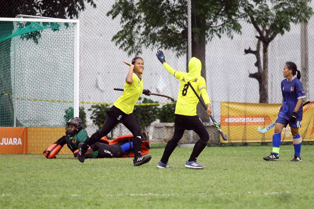 Dua pemain hoki putri Jatim merayakan golnya ke gawang Kalbar dalam laga ketiga hoki lapangan di ajang PON XXI 2024 Aceh-Sumut. (Foto: PB PON)