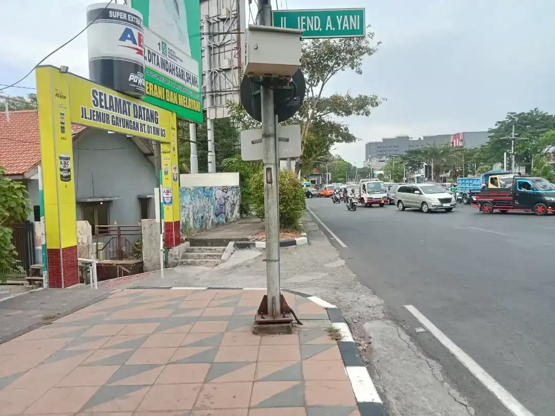 Suasana di sekitar kawasan Bundaran Dolog, Taman Pelangi Surabaya yang akan menjadi area pembangunan underpass. (Foto: Julianus Palermo/Ngopibareng.id)