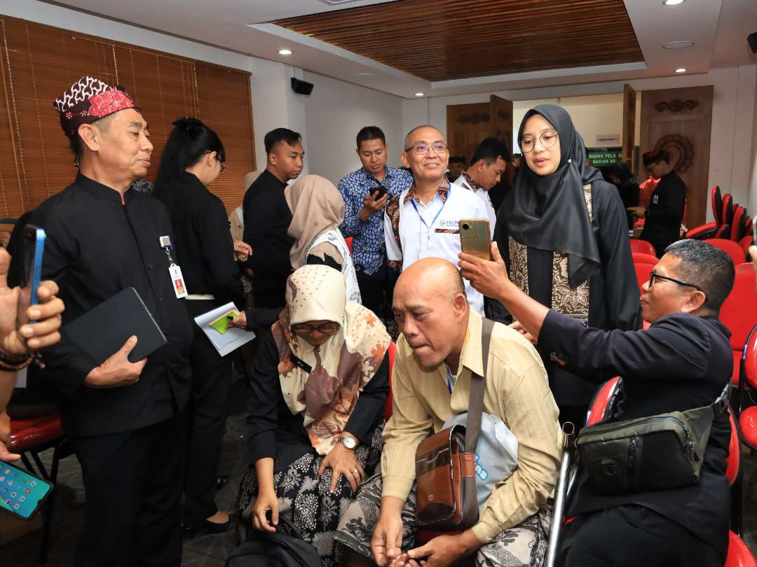 Bupati Banyuwangi, Ipuk Fiestiandani serap aspirasi dari para penyandang disabilitas. (Foto: Humas Pemkab Banyuwangi)