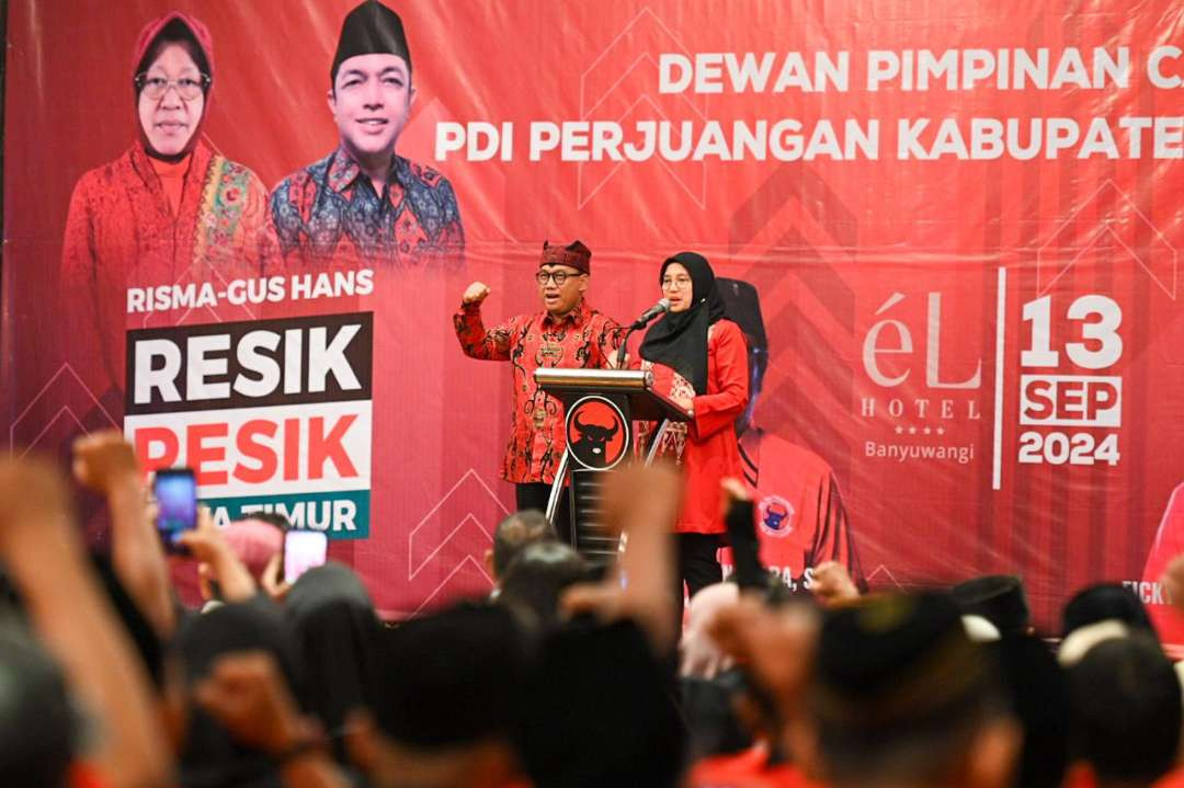 Bakal Calon Bupati dan wakil Bupati Banyuwangi Ipuk Fiestiandani-Mujiono menyampaikan orasi politik di depan ribuan kader dan pengurus PDI Perjuangan Banyuwangi (Foto: Istimewa)