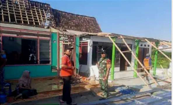 Atap lima rumah warga di Desa Klampokan, Kecamatan Panji, Situbondo rusak berantakan diterjang angin kencang. (Foto: Humas BPBD Situbondo)