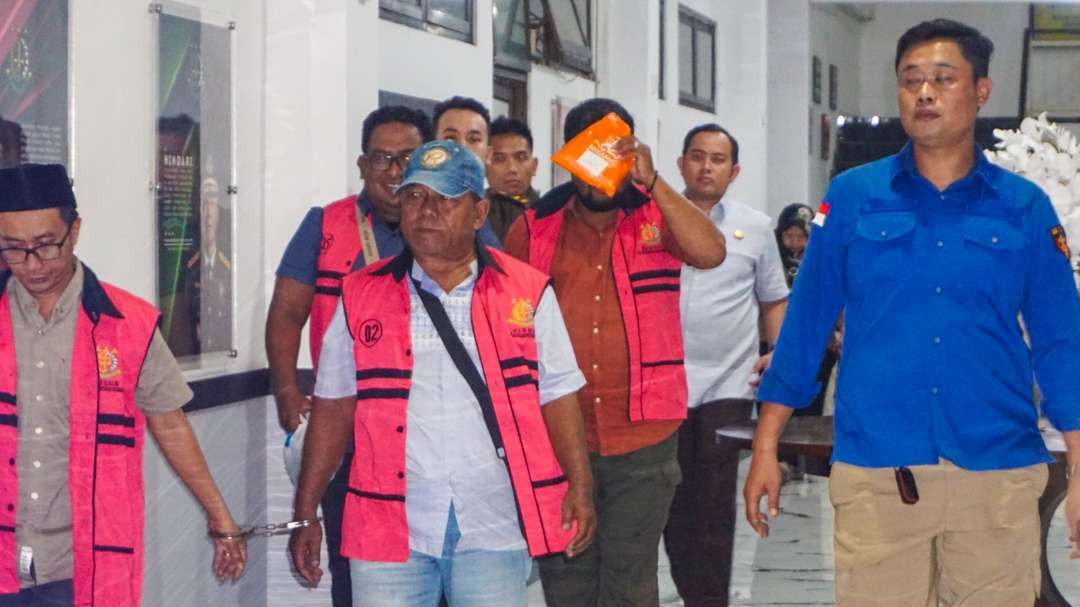 Empat orang tersangka penyimpangan dana hibah diamankan Kejari Sidoarjo, Jawa Timur. (Foto: Aini Arifin/Ngopibareng.id)