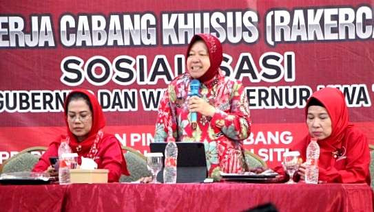 Calon Gubernur Jawa Timur, Tri Rismaharini membakar semangat kader PDIP di Bondowoso, Kamis 12 September 2024. (Foto: Guido Saphan/Ngopibareng.id)