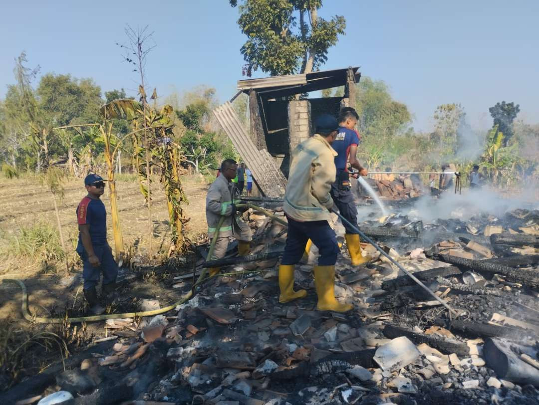 Kondisi sebagian dapur dan kandang ternak pasca terbakar (Foto: Istimewa)