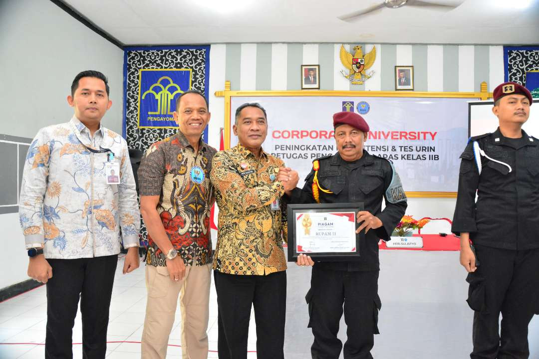 Lapas Lamongan menggelar kegiatan Corporate University dengan fokus pada peningkatan kompetensi dan integritas melalui tes urine bagi 34 petugas pengamanan, Jumat 13 September 2024. (Foto: Humas Kemenkumham Jatim)