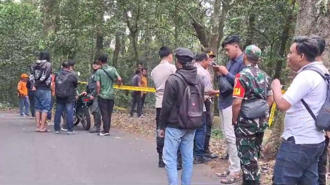 Proses evakuasi mayat perempuan di hutan kawasan Pacet, Mojokerto, Jawa Timur. (Foto: Deni Lukmantara/Ngopibareng.id)