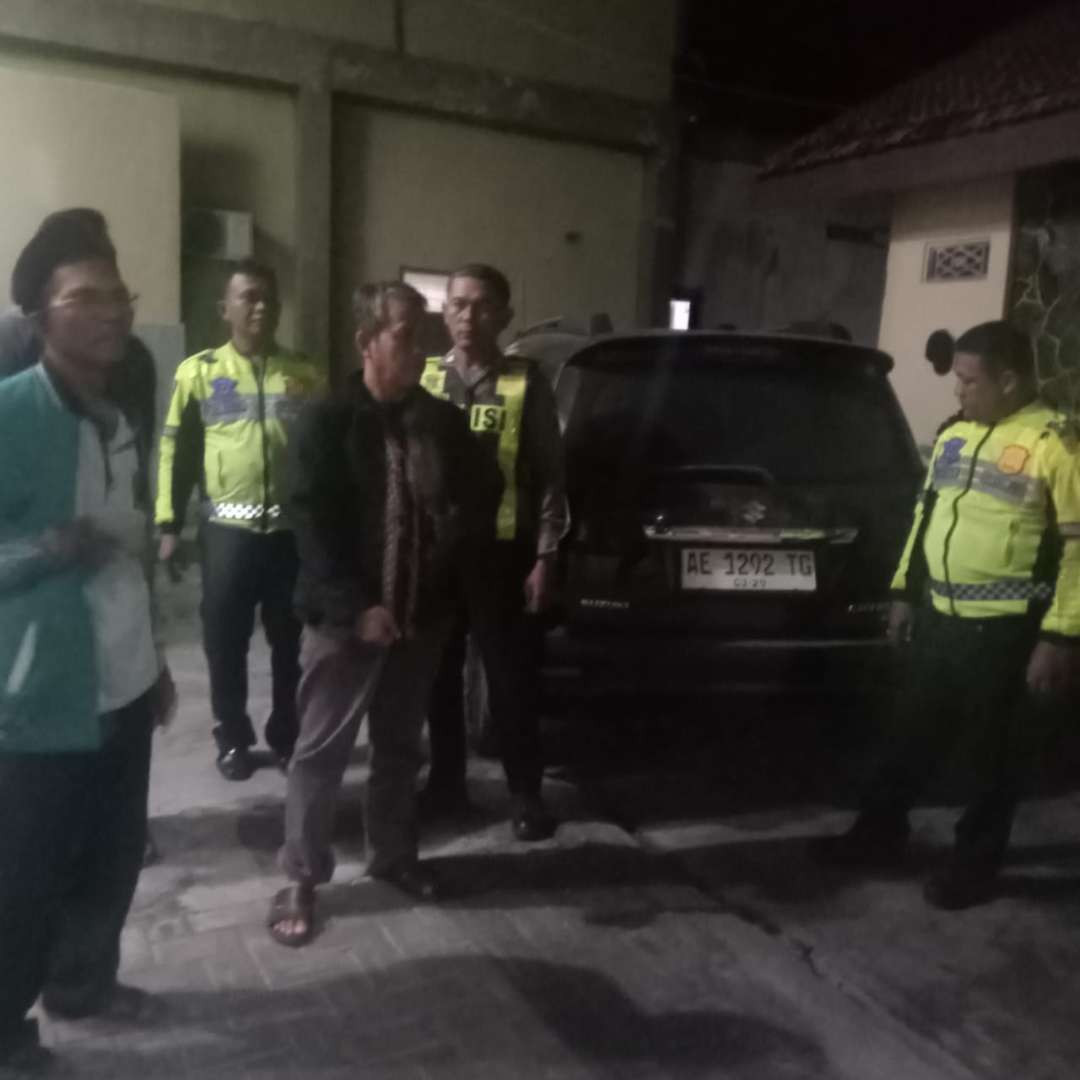 Pelaku tabrak lari sopir Suzuki Ertiga, dibawa ke Mapolres Lamongan. (Foto: Istimewa)