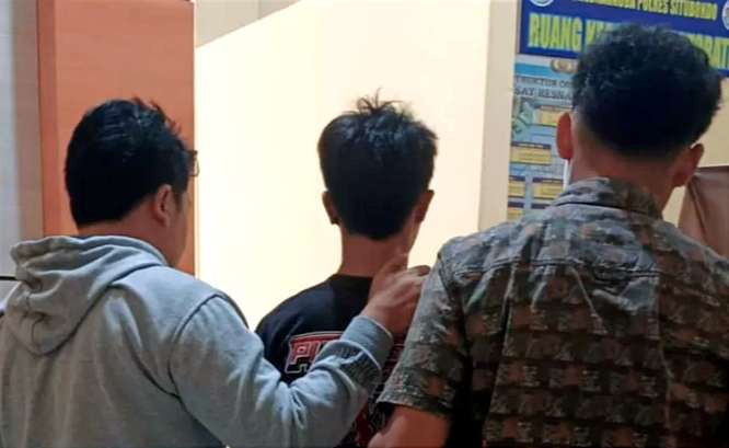 Satu warga Situbondo diciduk polisi saat pesta sabu di dalam rumah di Kecamatan Suboh Situbondo. (Foto: Humas Polres Situbondo)