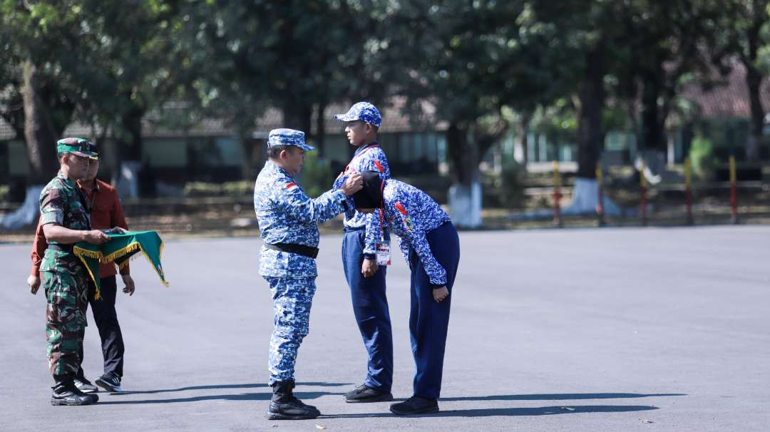 Bupati Jember Hendy Siswanto selaku pemimpin upacara menyematkan tanda peserta pelatihan kader bela negara (Foto: Dokumentasi Diskominfo Jember)