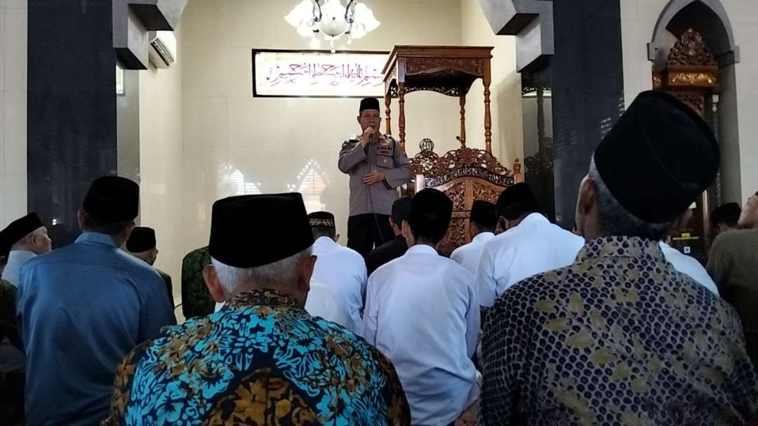 Kapolsek Kabat, AKP Kusmin memberikan imbauan Harkamtibmas dan jaga kondusifitas jelang Pilkada. (Foto: Istimewa)