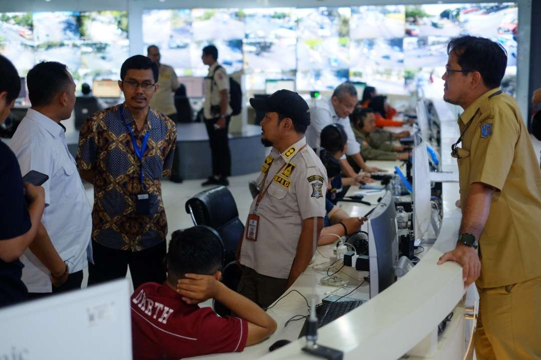 Jajaran Kemenko Polhukam saat meninjau ruangan Command Center 112 di Gedung Siola. (Foto: Humas Pemkot Surabaya)