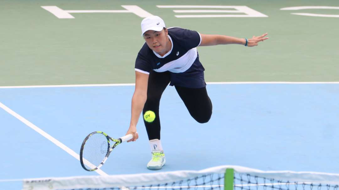 Penampilan Petenis Jatim, Janice Tjen saat melawan Petenis Jabar Anjali Kirana dalam babak semifinal PON XXI 2024 Aceh-Sumut di Lapangan Tenis Kompleks Stadion Harapan Bangsa, Banda Aceh, Jumat 13 September 2024. (Foto: Fariz Yarbo/Ngopibareng.id)