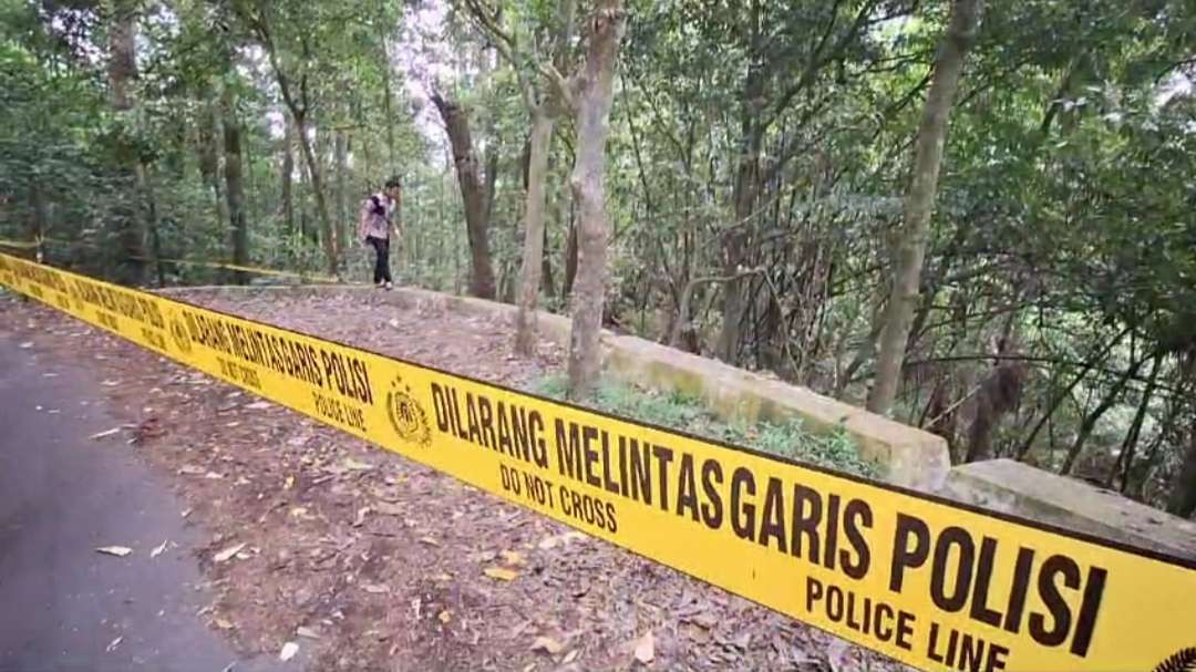 Lokasi penemuan wanita diduga dibunuh dan dibuang di hutan Pacet Mojokerto.(Foto Deni Lukmantara/ngopibareng)