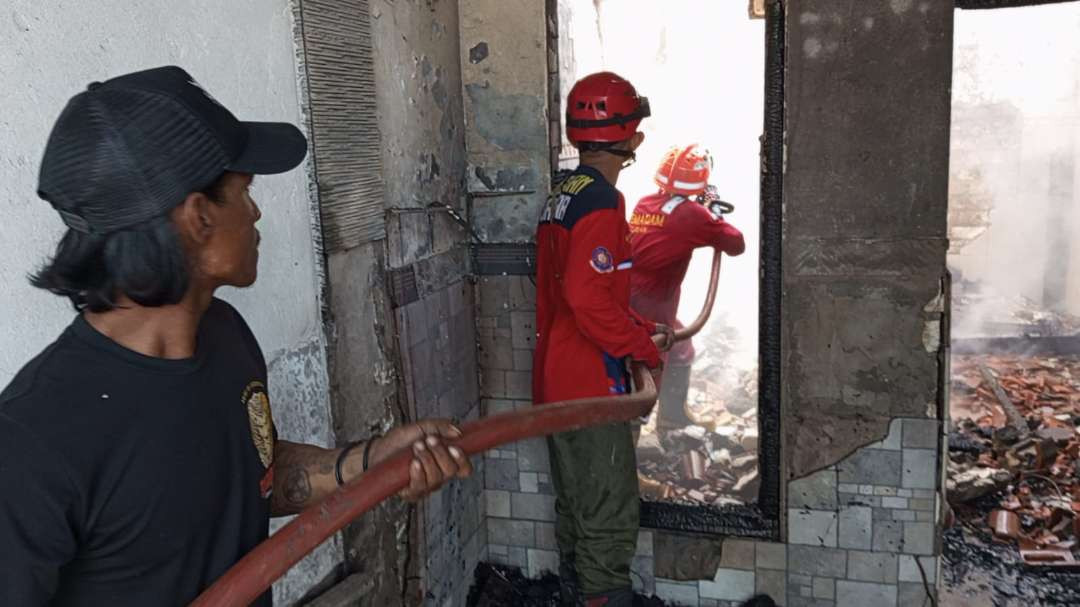 Petugas Pemadam Kebakaran Tuban melakukan upaya pemadaman (Foto: dok. Damkar Tuban)