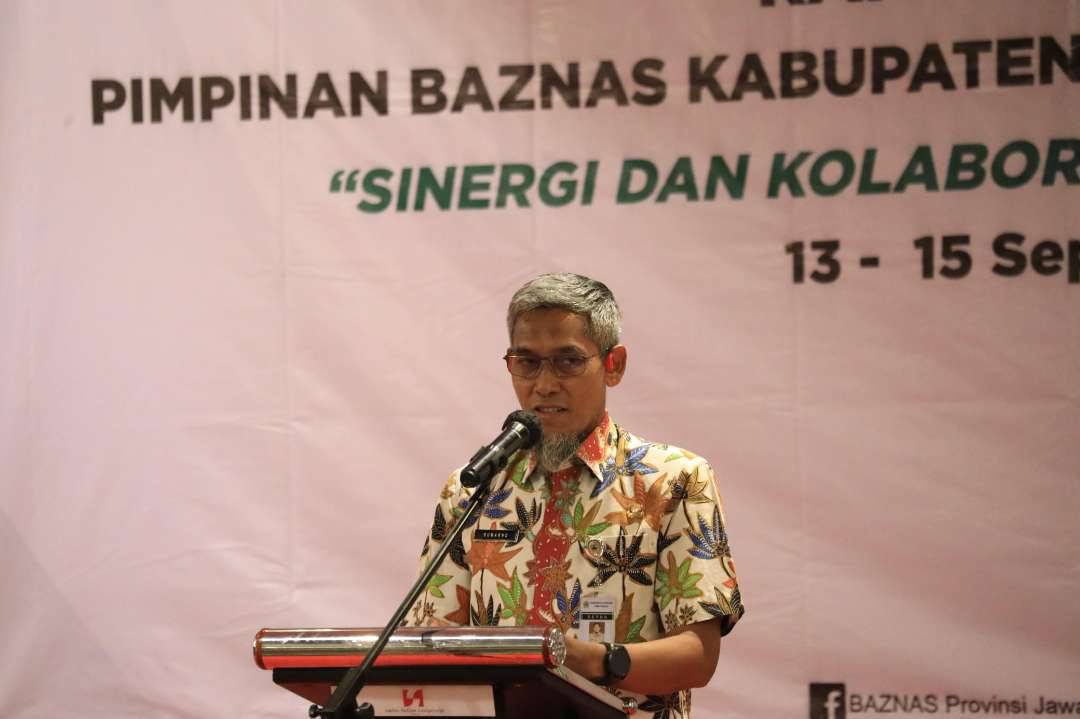 Sekretaris Daerah (Sekda) Provinsi Jateng, Sumarno saat membuka rapat koordinasi Baznas Kabupaten/Kota dan Lembaga Amil Zakat (LAZ), di Hotel Swiss Belinn Saripetojo Solo, Jumat, 13 September 2024 malam. (Foto: Dok. Pemprov Jateng)