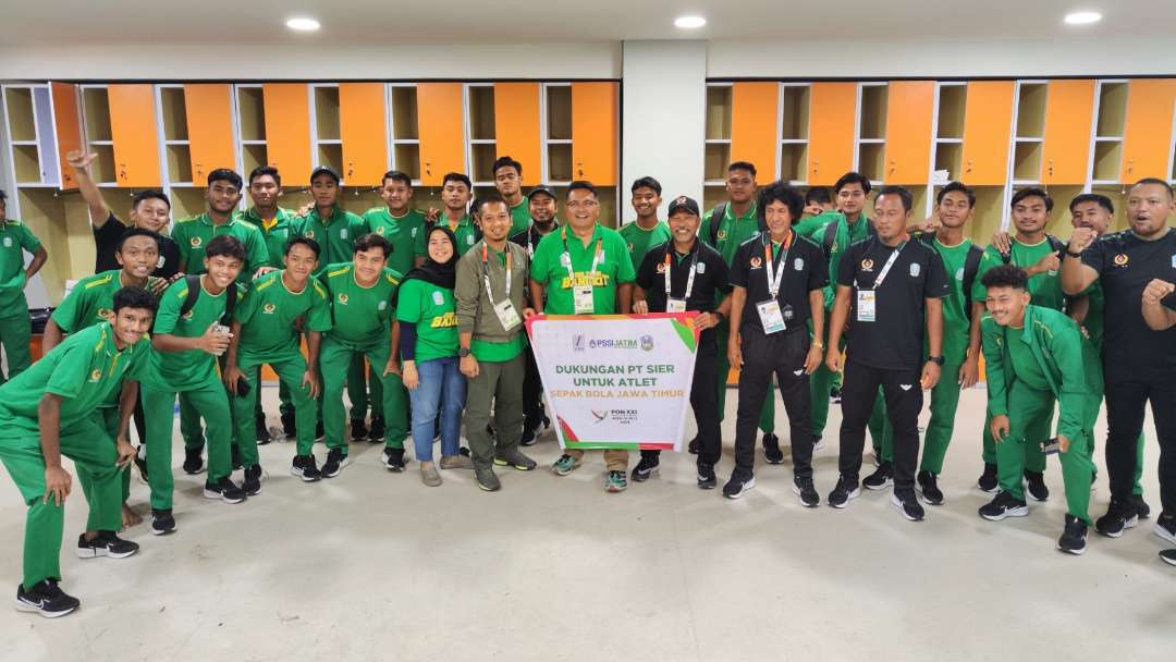 Dirut PT SIER, Didik Prasetiyono (tengah), memberikan support langsung kepada tim sepak bola Jatim di PON XXI 2024 Aceh-Sumut. (Foto: Fariz Yarbo/Ngopibareng.id)