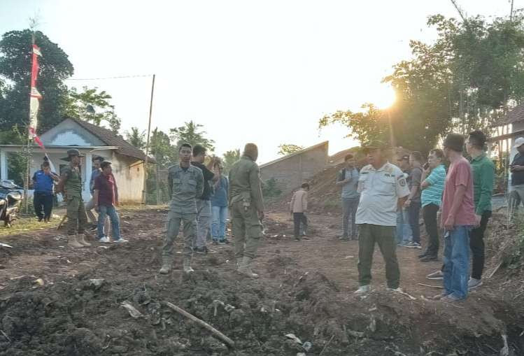 DPRD, Satpol PP, dan Dinas Perumahan Rakyat Permukiman dan Cipta Karya saat melakukan sidak pembangunan perumahan (Foto: Rusdi/Ngopibareng.id)