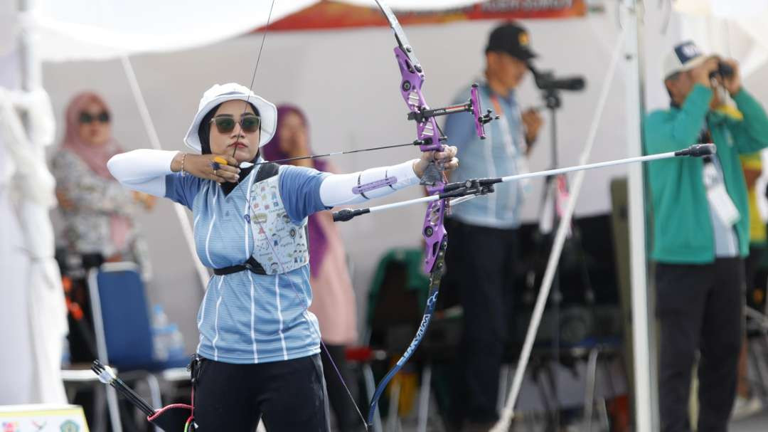 Atlet Panahan Jatim, Diananda Choirunnisa, bertanding di babak final recurve perorangan putri di Lapangan Panahan Kompleks Stadion Harapan Bangsa, Banda Aceh, Sabtu 14 September 2024. (Foto: Fariz Yarbo/Ngopibareng.id)