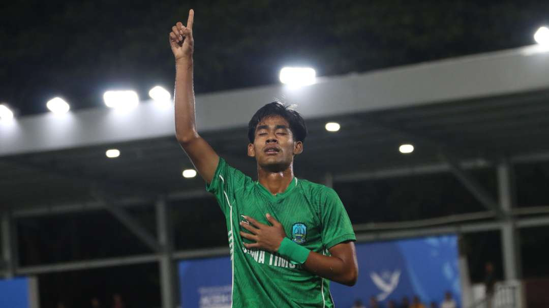 Pemain Jatim, Wigi Pratama, selebrasi usai menjebol gawang NTT dalam babak delapan besar di Stadion H. Dirmurthala, Banda Aceh, Jumat 12 September 2024. (Foto: Fariz Yarbo/Ngopibareng.id)