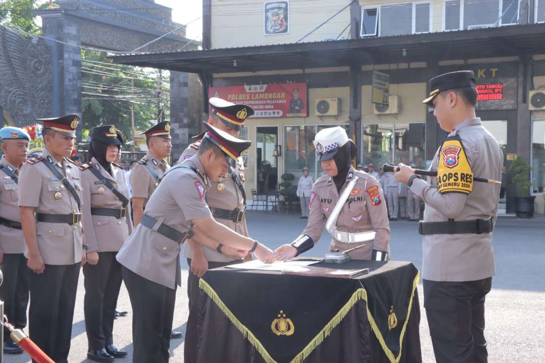 Kapolres Lamongan AKBP Bobby A. Condroputra memimpin upacara sertijab di halaman Mapolres Lamongan. (Foto: Istimewa)