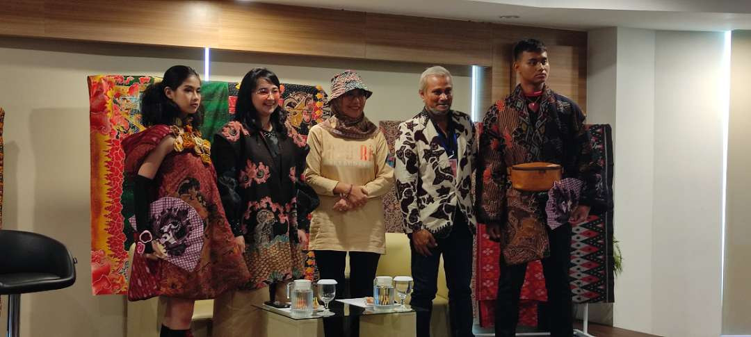 Kenalkan Produk Lokal, Pemkab Kediri Gelar KFBF 2024, Libatkan Puluhan Model dan Pamerkan 40 Kostum (Fendi Lesmana/ngopibareng.id)