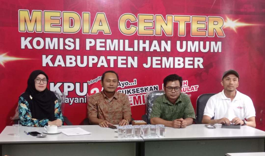 Ketua KPU Jember Dessi Anggraini (kiri) bersama tiga komisioner saat memaparkan hasil penelitian berkas kedua (Foto: Rusdi/Ngopibareng.id)