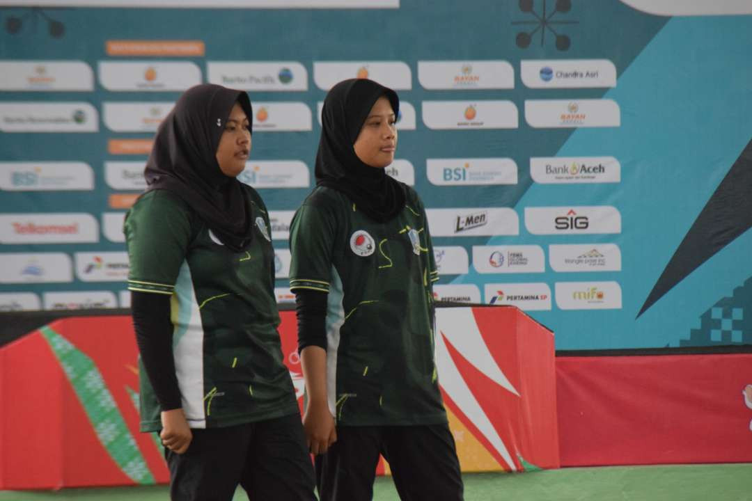 Pasangan Sephia Febrianti dan Anjani Dwi berhasil meraih emas pada nomor double women di Petanque Sport Center Universitas Syah Kuala, Banda Aceh, Jumat 13 September 2024. (Foto: Istimewa)