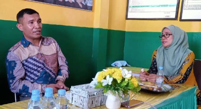 Dua orang guru penggerak di jenjang yang berbeda, yakni Kepala SMA Negeri 7 Moti Maluku Utara, Rustam Ar Serang dan Kepala SD Negeri 3 Kota Ternate Maluku Nenny. (Foto: Asmanu Sudarso/Ngopibareng.id)