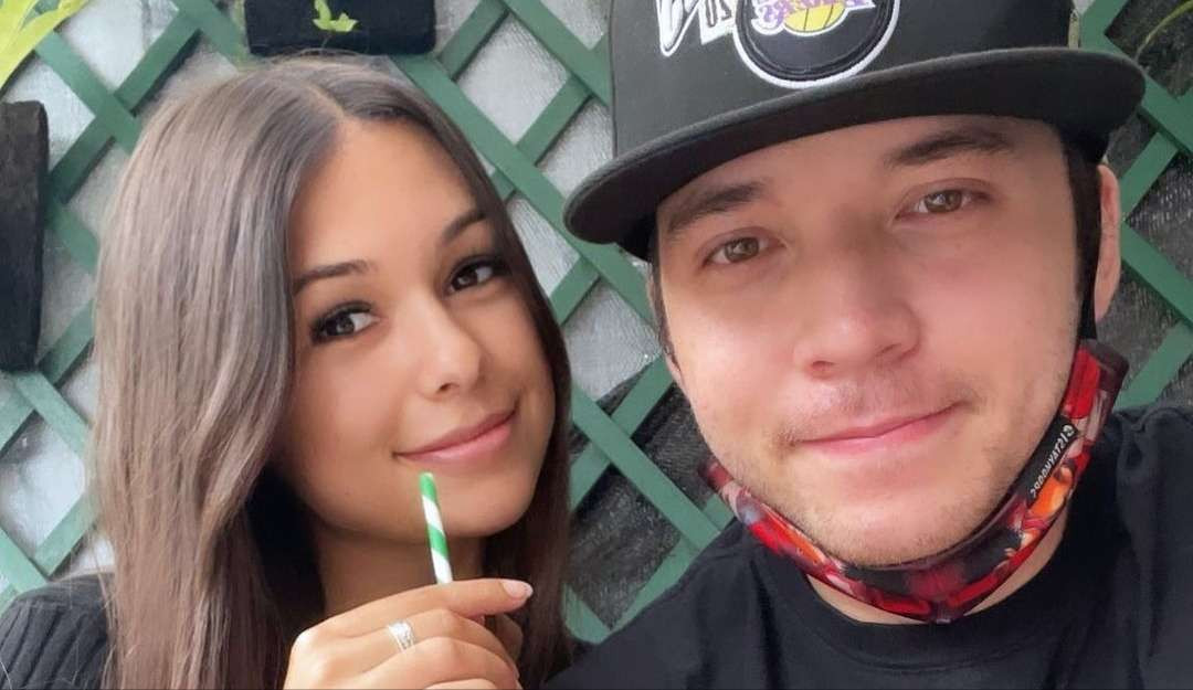 Stefan William dan Ria Andrews memperlihatkan surat nikah di gereja, tapi diragukan Celine Evangelista, mantan istri Stefan William. (Foto: Instagram)