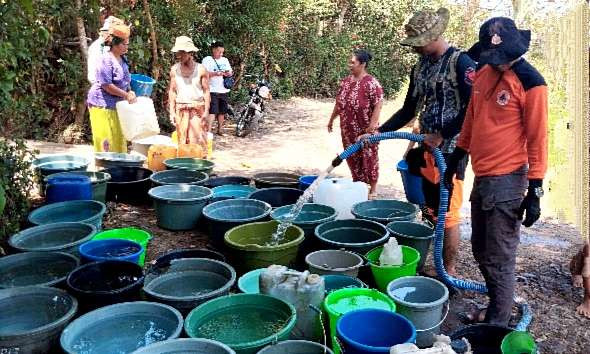 BPBD Bondowoso menggencarkan bantuan air bersih ke 13 desa di 8 kecamatan kesulitan air bersih akibat kemarau panjang. (Foto: Humas BPBD Bondowoso)