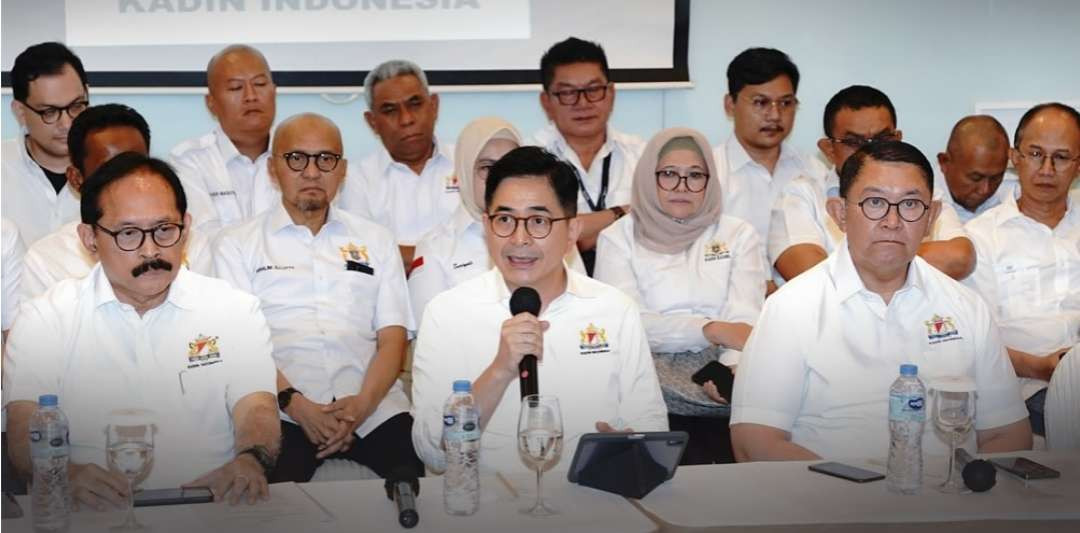 Arsjad Rasjid, Ketua Umum Kadin periode 2021-2026 (pegang mikrofon) konferensi pers, Minggu 15 September 2024. (Foto: Instagram)