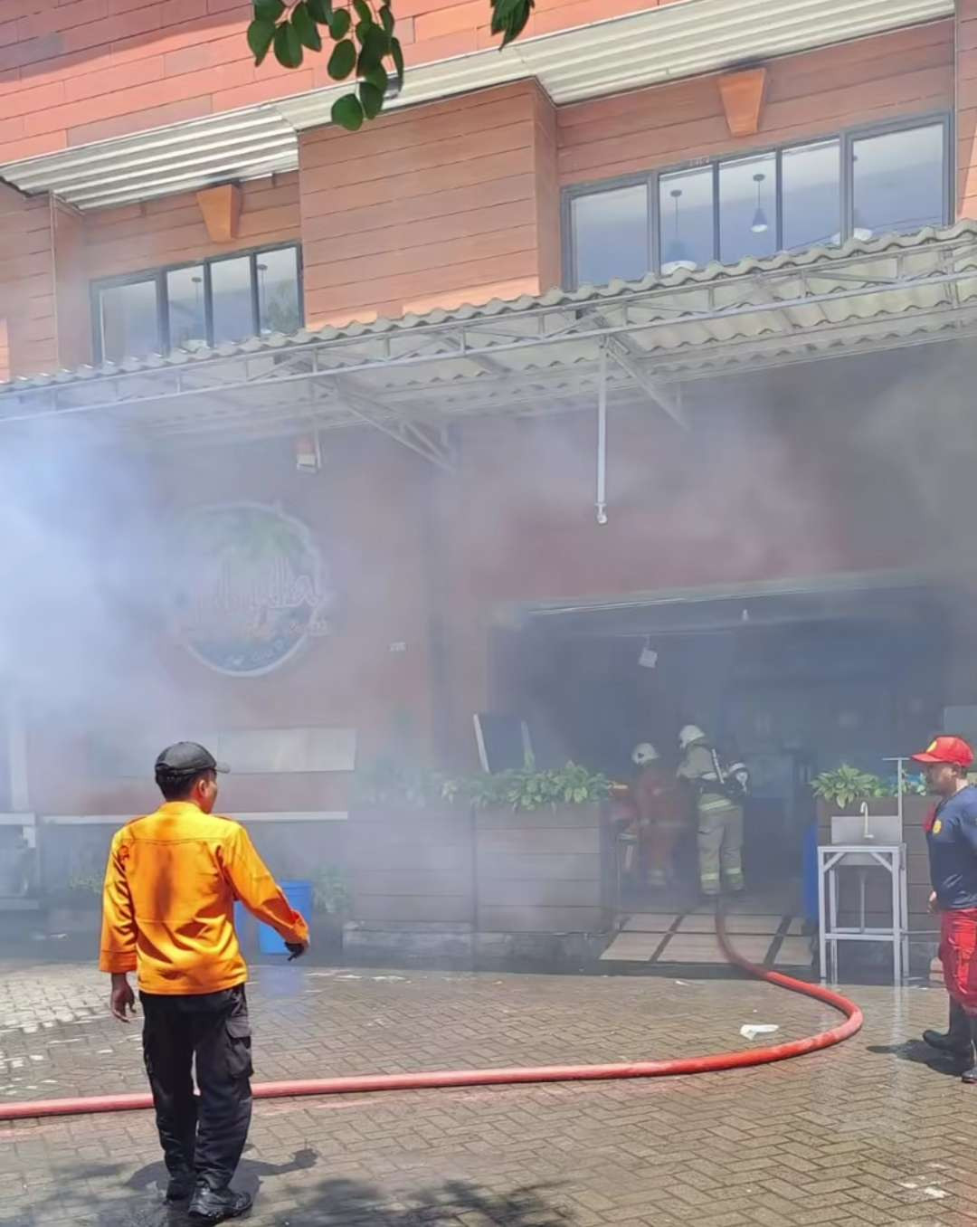 Kebakaran ruko di Villa Bukit Mas, Surabaya, Minggu 15 September 2024. (Foto: Instagram)