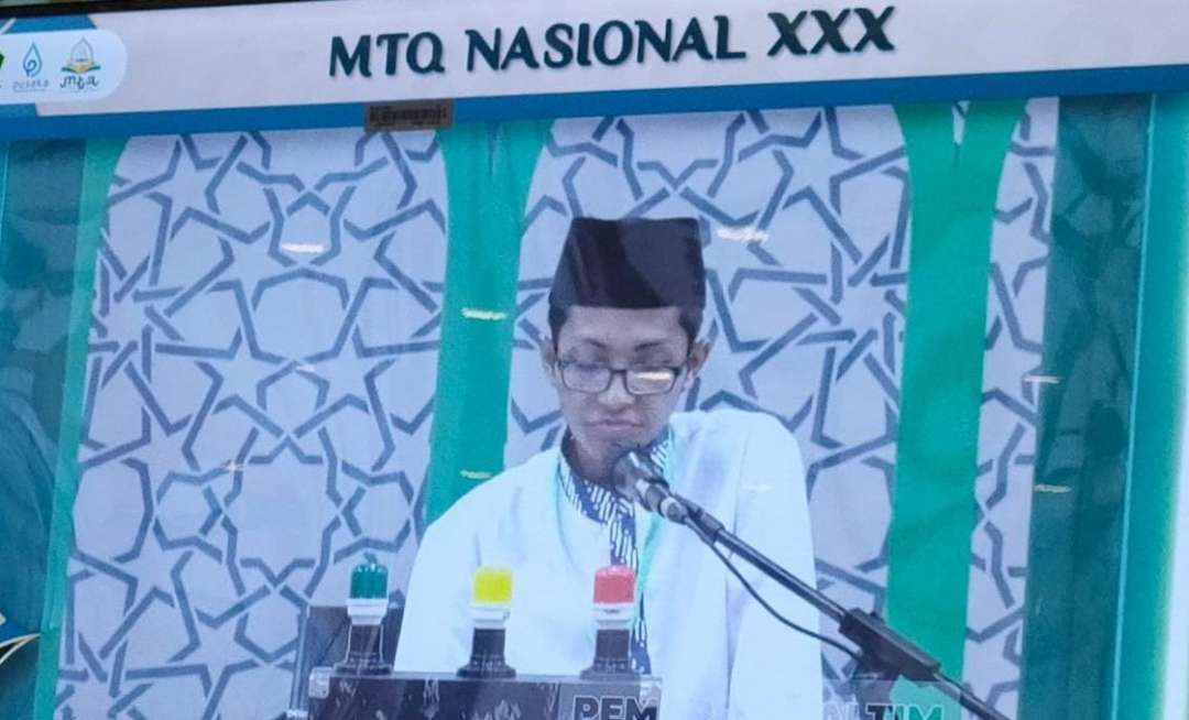 Hairur Rafiki, qari' berbakat asal Kafilah Jawa Timur menarik perhatian pada babak final cabang Qira'at Al-Qur'an Murattal Dewasa Putra MTQ Nasional XXX tahun 2024. (Foto: Kominfo Jatim for Ngopibareng.id)