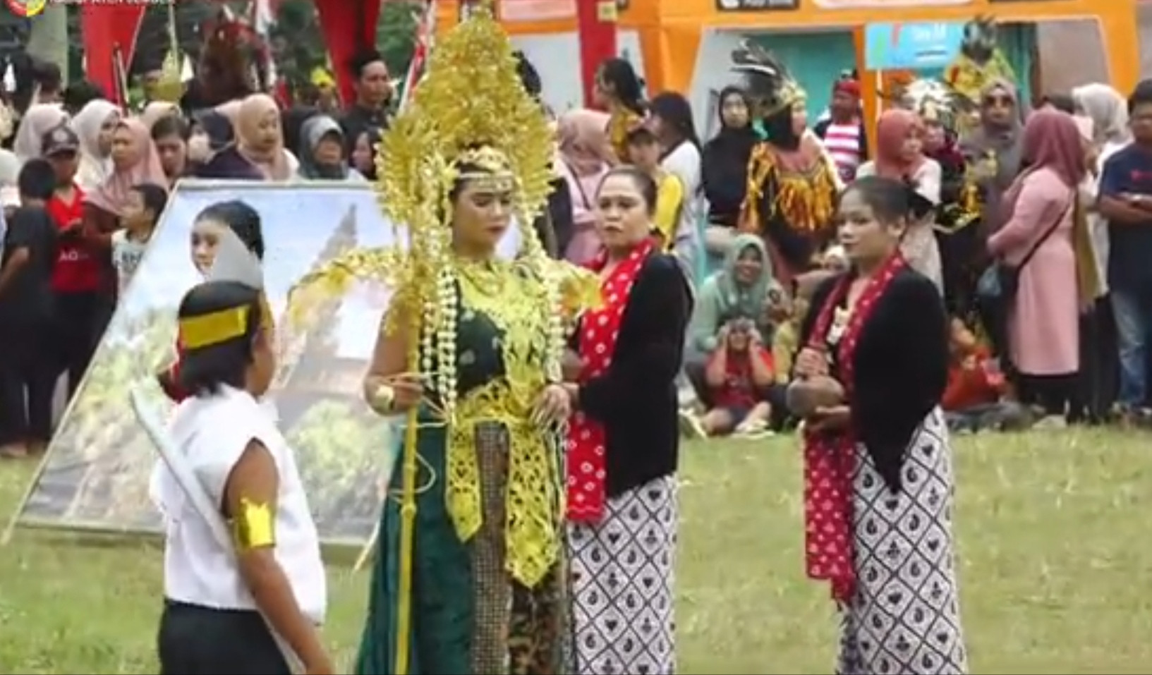 Drama kolosal kisah asmara Roro Mangli ditampilkan dalam Hyang Argopuro Festival di Desa Arjasa, Jember. (Foto: Dokumentasi Diskominfo Jember)