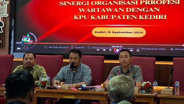 Komisi Pemilihan Umum (KPU) Kabupaten Kediri umumkan dua pasangan bakal calon Bupati dan Wakil Bupati Kediri telah memenuhi syarat. (Foto: Fendi Lesmana/Ngopibareng.id)