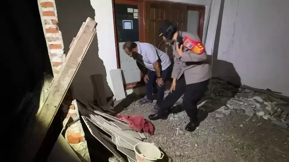 Warga Perumahan Mojoroto Indah Kota Kediri digegerkan dengan penemuan bayi di sebuah bangunan kosong Blok F37, Minggu, 15 September 2024 sore. (Foto: Polres Kediri Kota)