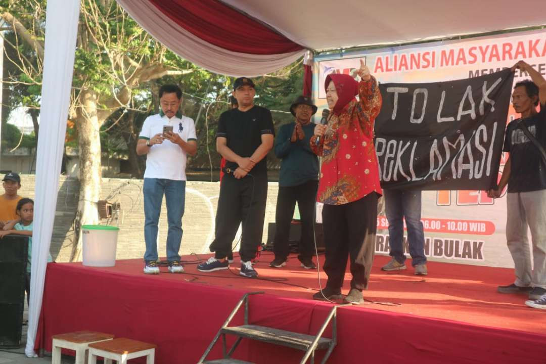 Bakal calon Gubernur Jawa Timur, Tri Rismaharini saat berorasi menolak keberadaan Proyek Strategis Nasional Surabaya Waterfront Land, yang dinilai tidak mensejahterakan rakyat pesisir. (Foto: Istimewa)