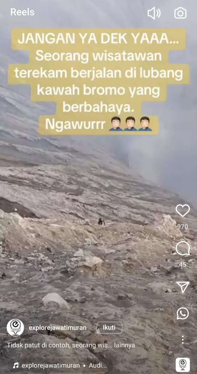 Ulah nekat seorang wisatawan terekam saat memasuki kawah Gunung Bromo. (Foto: tangkapan layar)