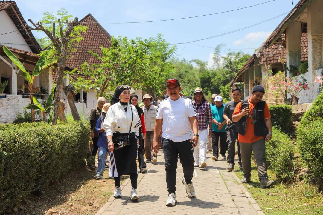 Hendy Siswanto bersama istri, saat keliling di Kampung Wisata Belgia (Foto: Dokumentasi Diskominfo Jember)