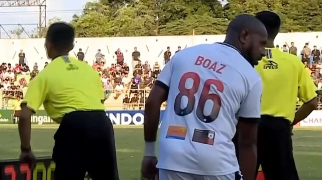 Boaz Solossa pukul seorang steward di pinggir lapangan, usai laga Persipura vs RANS Nusantara, Minggu 8 September 2024. (Foto: Istimewa)