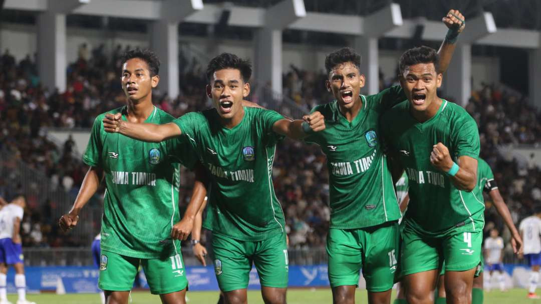 Pemain Jatim melakukan selebrasi menyambut gol Wigi Pratama ke gawang Aceh pada babak semifinal PON XXI 2024 Aceh-Sumut di Stadion Harapan Bangsa, Banda Aceh, Senin 16 September 2024 malam. (Foto: Fariz Yarbo/Ngopibareng.id)