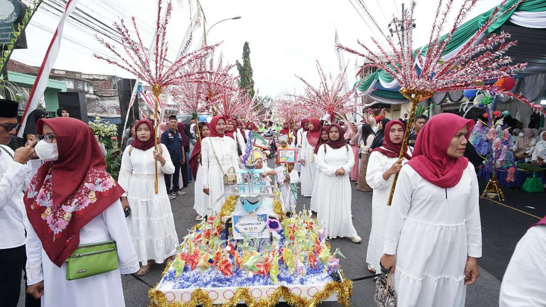 Festival endhogan-endhogan dalam rangka peringatan Maulid Nabi Muhammad SAW. (Foto: Humas Pemkab Banyuwangi)