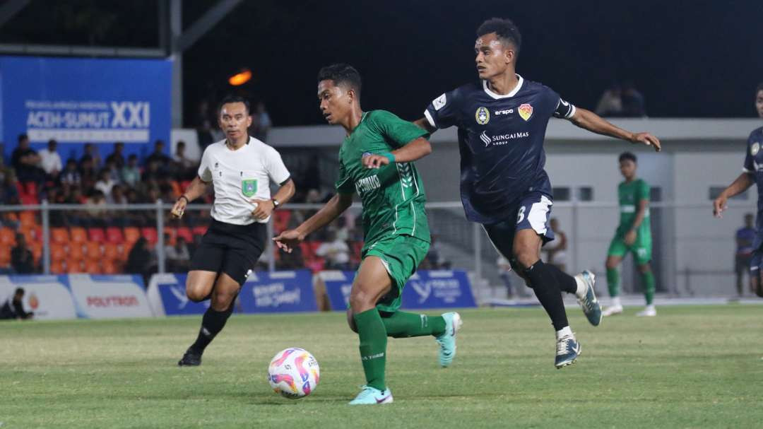 Pesepakbola Jatim saat menghadapi pemain NTT dalam babak delapan besar PON XXI 2024 Aceh-Sumut. (Foto: Fariz Yarbo/Ngopibareng.id)