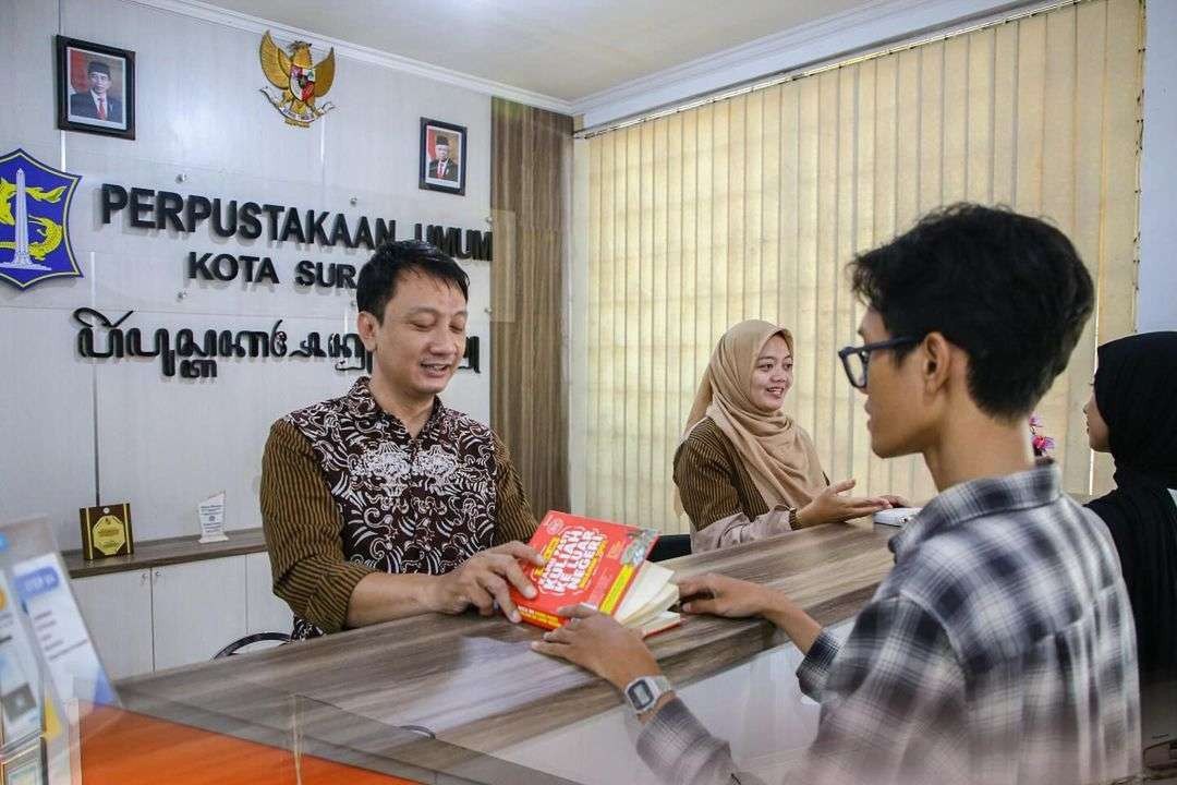 Aktivitas di Perpustakaan Umum Kota Surabaya, yang banyak didominasi oleh kalangan pelajar. (Foto: Humas Pemkot Surabaya)