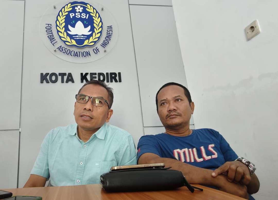 Ketua Askot PSSI Kota Kediri Tomi Ari Wibowo sesalkan terjadinya insiden kasus pemukulan dilakukan pemain terhadap wasit pada pertandingan babak 8 besar cabang olahraga (cabor) sepak bola PON XXI (Foto: Fendi Lesmana/ngopibareng.id)