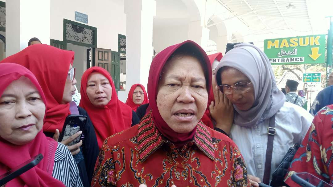 Bakal calon Gubernur Jawa Timur, Tri Rismaharini usai ziarah di Makam Sunan Bonang Tuban. (Foto: Khoirul Huda/Ngopibareng.id)