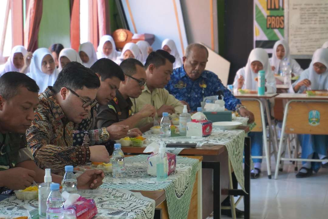 Makan bergizi gratis kurang pedas, pelajar di Kediri minta sambal pada Mas Dhito. (Foto: Istimewa)