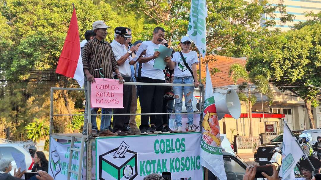 Suasana deklarasi coblos kotak kosong oleh Gerakan Coblos Kotak Kosong Surabaya, yang digelar di depan Gedung DPRD Kota Surabaya, Selasa 17 September 2024. (Foto: Julianus Palermo/Ngopibareng.id)